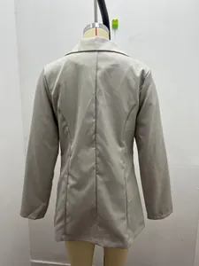 Gedetailleerd achteraanzicht van een getailleerde damesblazer met revers in lichtgrijs.