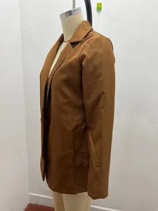 Zijaanzicht van een bruine getailleerde damesblazer met klassieke revers en zakken