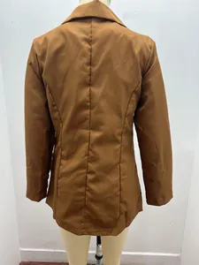 Achteraanzicht van een camel slim-fit damesblazer met reverskraag en middennaad