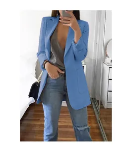 Detailopname van een stijlvolle lichtblauwe getailleerde damesblazer met reverskraag