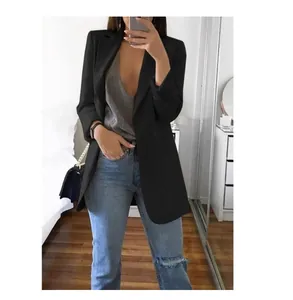 Elegante zwarte getailleerde dames blazer met revers in een trendy spiegel selfie