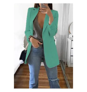 Gedetailleerd overzicht van een modieuze mintgroene slim fit blazer met reverskraag