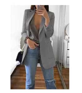 Modieuze grijze slim-fit blazer voor dames gestyled met een casual blauwe spijkerbroek