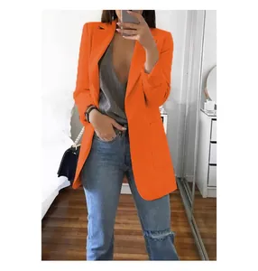 Gedetailleerd overzicht van een levendige oranje getailleerde dames blazer voor de herfstmode