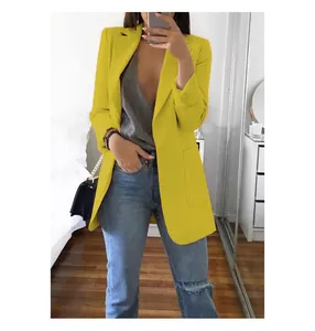 Stijlvolle gele dames slim fit blazer jas met revers in een thuisomgeving.