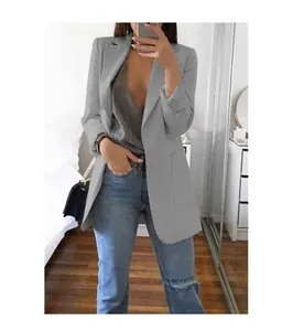 Detail van een grijze slim-fit blazer met revers gecombineerd met jeans in een spiegelselfie.