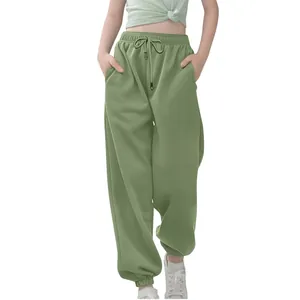 Detalle del pantalón de chándal verde para niños con cintura ajustable con cordón