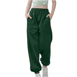 Detailweergave van de donkergroene losse katoenen joggingbroek voor kinderen met koord