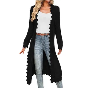 Vue détaillée d'un cardigan long noir avec dentelle élégante et coupe ample décontractée.