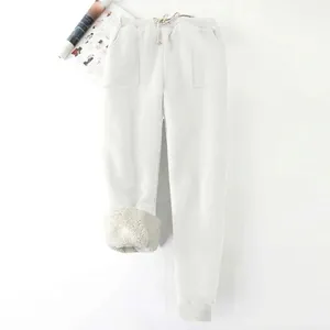Detalle de pantalones grises con forro polar grueso y cordón de ajuste para invierno