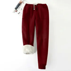 Detalle del forro de sherpa blanco en joggers térmicos de invierno de color burdeos