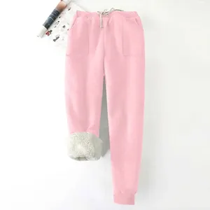 Detalle de pantalones de chándal rosas con forro polar grueso y textura interior cálida