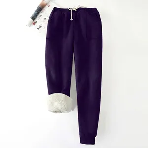 Primer plano de pantalones de invierno morados con forro polar blanco grueso y suave