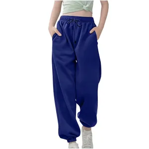 Detailweergave van de koningsblauwe losse kinderjoggingbroek met trekkoord en boorden