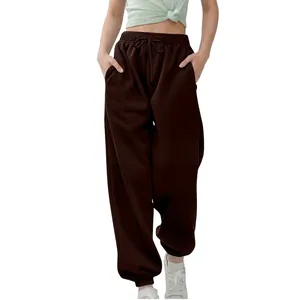 Detail van de pasvorm van een bruine, losse katoenen joggingbroek voor kinderen.