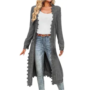 Vue complète du cardigan gris à manches longues avec bordure en dentelle florale complexe
