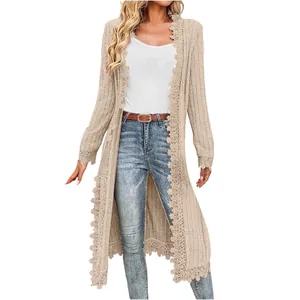 Vue détaillée d'un long gilet en maille beige avec une bordure en dentelle
