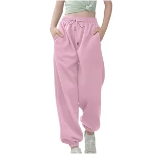 Vista detallada de pantalones de chándal rosas holgados para niños con cordón