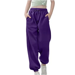 Vista detallada del pantalón de chándal morado para niños con su cintura elástica.
