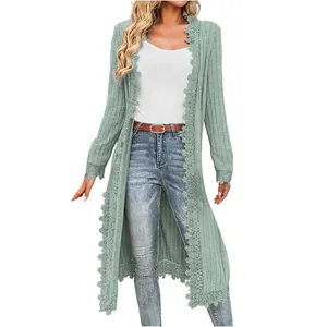 Vue détaillée d'un cardigan long vert sauge orné d'une dentelle florale élégante