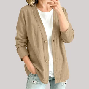 Detailansicht eines khakifarbenen Baumwoll-Leinen-Cardigans mit zwei runden Knöpfen für Damen