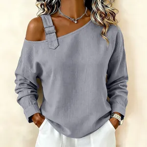 Elegante blusa gris de algodón y lino con hombros descubiertos y hebilla de metal
