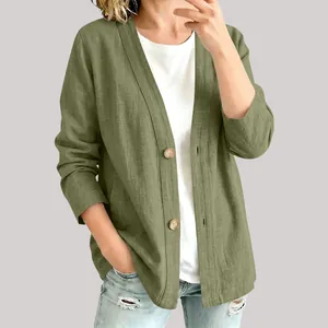 Detailansicht einer modischen olivgrünen Strickjacke aus Baumwollleinen für Damen