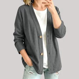 Detailansicht eines lässigen, grauen Baumwoll-Leinen-Cardigans mit Knöpfen für Damen.