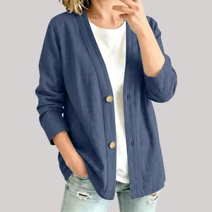 Detail eines lässigen blauen Baumwoll-Leinen-Cardigans für Damen mit Knopf