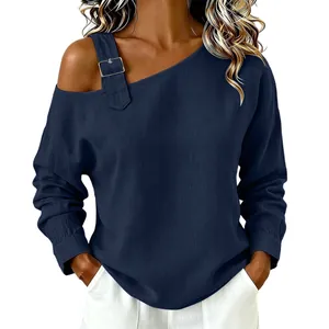 Detalle de la blusa azul marino de un solo hombro con textura de algodón y lino