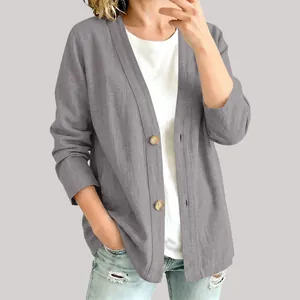 Detaillierte Ansicht der Textur dieser grauen Baumwoll-Leinen-Strickjacke mit Knöpfen