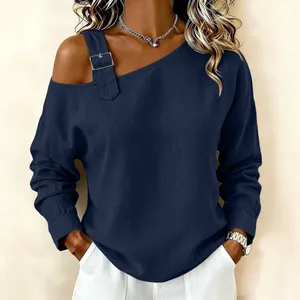 Detalle de una elegante blusa azul marino de un solo hombro y manga larga de algodón