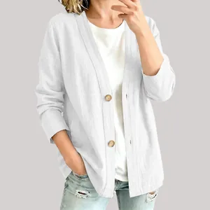 Nahaufnahme eines weißen Baumwoll-Leinen-Cardigans mit Holzknöpfen und strukturierter Optik.