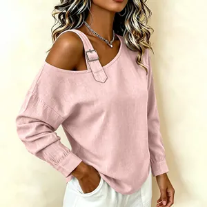 Detalle de una blusa rosa con hombro descubierto en tejido de algodón y lino con hebilla