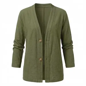 Vorderansicht der olivgrünen Baumwoll-Leinen-Strickjacke mit zwei braunen Knöpfen