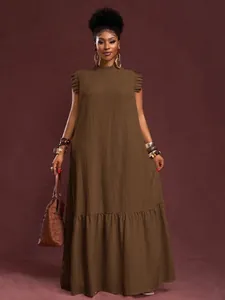 Elegante vestido largo marrón de corte holgado con mangas de volantes y tejido texturizado