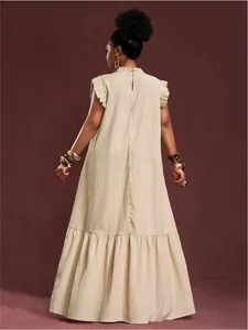 Vista trasera de vestido largo beige holgado con mangas de volante y falda a capas