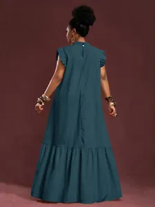 Vista trasera de un vestido largo suelto con mangas de volantes en color azul petróleo