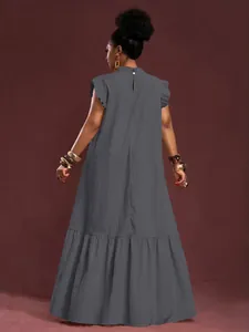 Vista trasera detallada de un vestido maxi de verano gris suelto con mangas con volantes