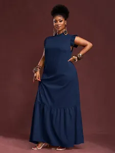 Detalle del vestido azul marino con mangas de volantes y falda larga escalonada