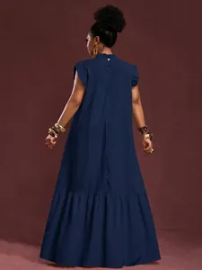 Vista trasera de un maxi vestido azul marino sin mangas con volantes y ajuste holgado.