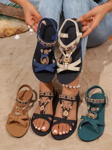 Detailansicht von böhmischen flachen Sandalen mit Blumenperlen in verschiedenen Farben