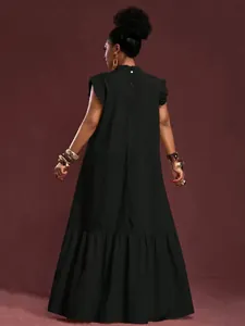 Vista posterior detallada de un vestido largo negro con mangas de volantes mujer