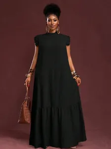 Vestido largo negro elegante con mangas de volantes, cuello alto y tejido texturizado