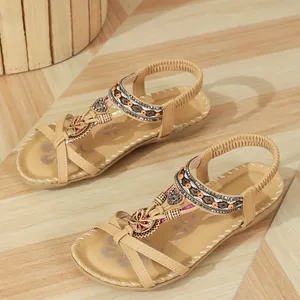 Beigefarbene flache Bohemian-Sandalen mit handgefertigten Perlen und Strasssteinen