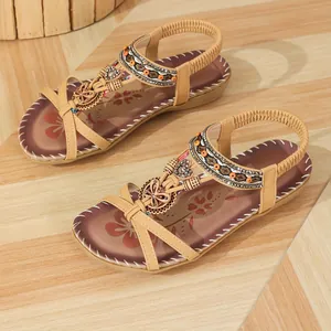 Böhmische flache Sandalen in Hellbraun mit handgefertigten Perlen und Strasssteinen