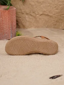 Detailansicht der Sohle brauner Bohemian-Sandalen mit rutschfestem Profil und Größe siebenunddreißig