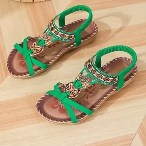 Grüne Bohemian Sandalen mit flacher Sohle, Perlen-Schmetterlingen und Strasssteinen.