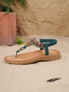 Modische Boho-Flach-Sandalen mit dekorativen Perlen und Strasssteinen für den Sommer am Strand