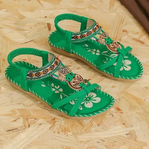 Leuchtend grüne Bohemian-Flachsandalen mit handgefertigten Perlen und Blumenmuster
